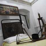 Nel museo uno di questi materassi � inserito all�interno della ricostruzione di una vecchia camera da letto di una classica famiglia contadina. � visibile anche lo scaldaletto che serviva a riscaldarlo: una sorta di pentola con dentro del carbone appoggiata su una base